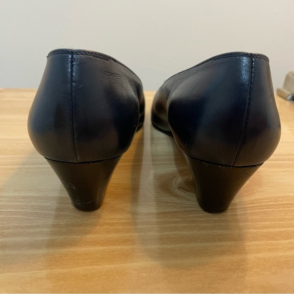 Salvatore Ferragamo Vintage Navy-Blue leather pumps gold details size 6 1/2 B - Picture 12 of 13